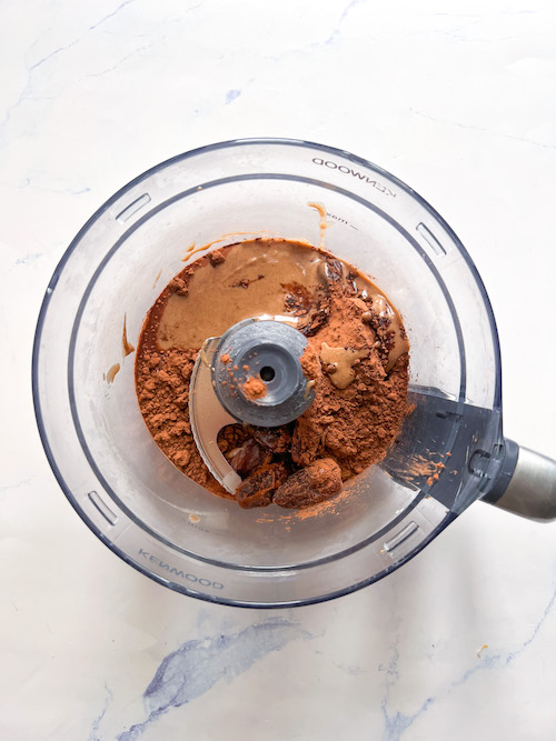 Ingredienti della nutella vegana in un mixer, in fase di frullatura per ottenere una crema omogenea.
