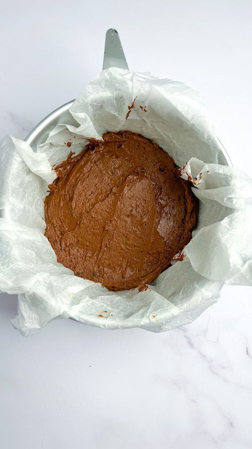 Step 3: Impasto della torta al cioccolato senza burro e farina versato in una tortiera da 16/18 cm, pronto per essere infornato a 180°.