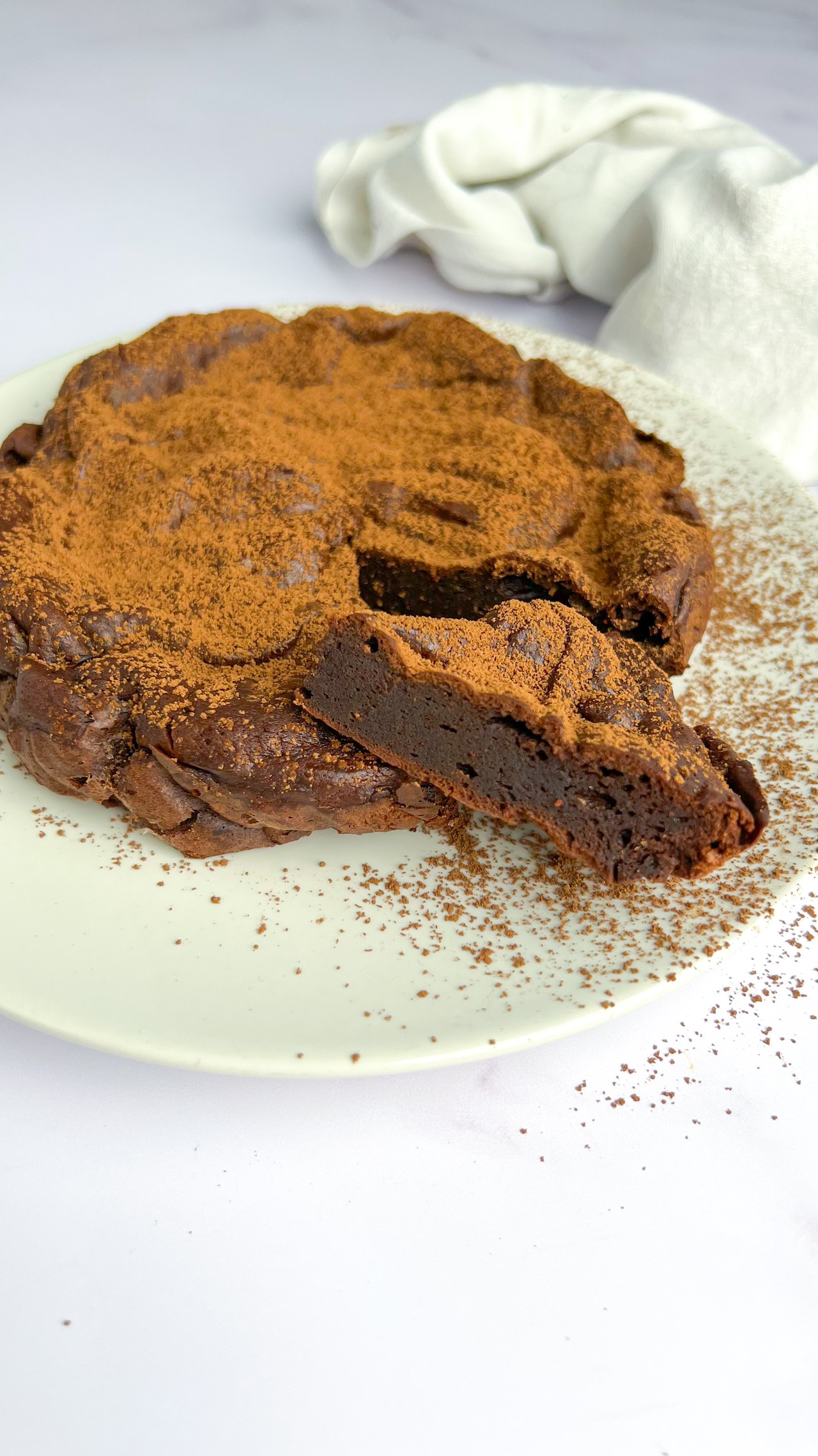 Squisita torta al cioccolato senza burro e farina, preparata con soli due ingredienti, servita su un piatto.