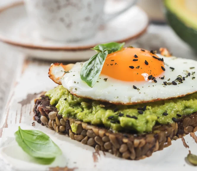 Un avocato toast con uova pane integrale è l'esempio perfetto di come integrare le uova in una dieta sana ed equilibrata, senza preoccuparsi del colesterolo