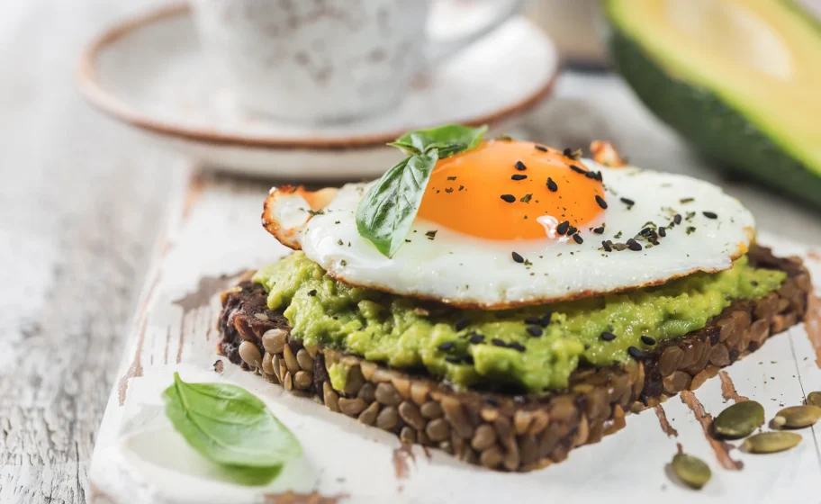 Un avocato toast con uova pane integrale è l'esempio perfetto di come integrare le uova in una dieta sana ed equilibrata, senza preoccuparsi del colesterolo